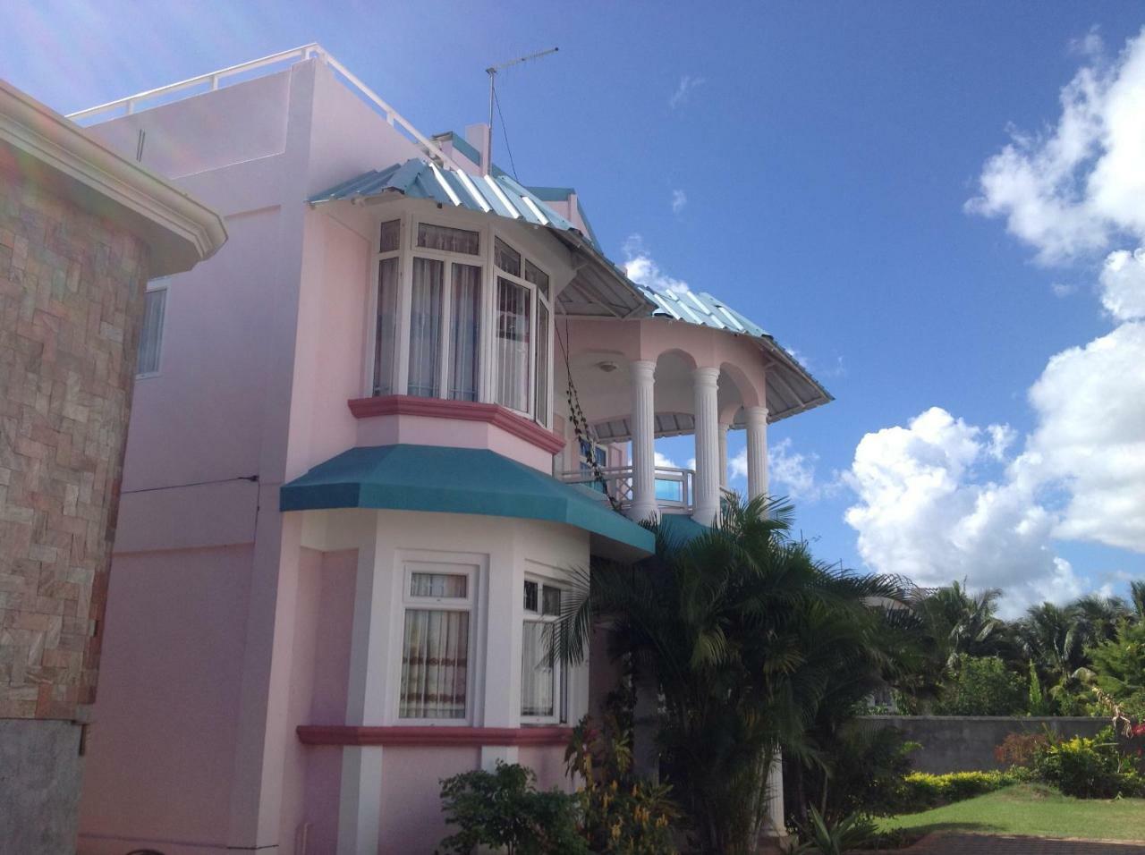 Fayruz Villa Is A 3 Bedroom, 3 Bathroom Detached House With Ac And Swimming Pool 5 Minutes Walk From Flic En Flac Public Beach Exterior foto