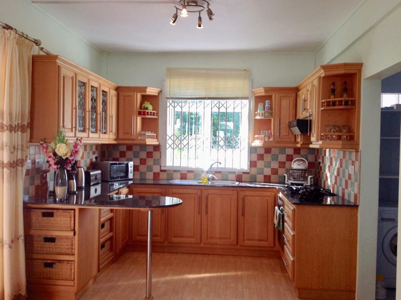 Fayruz Villa Is A 3 Bedroom, 3 Bathroom Detached House With Ac And Swimming Pool 5 Minutes Walk From Flic En Flac Public Beach Exterior foto